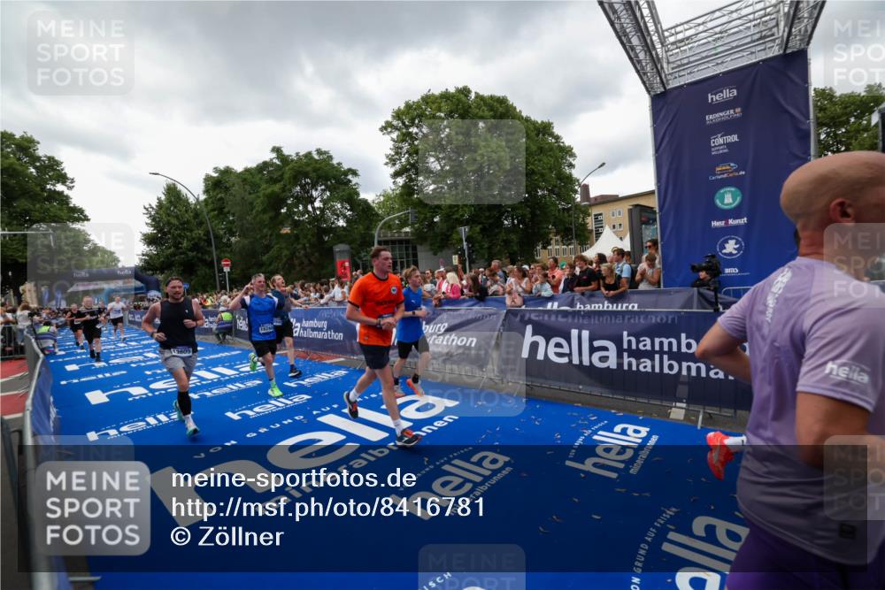 29.06.2025 - hella hamburg halbmarathon Zöllner http://msf.ph/oto/8416781 29.06.2025 10:50:25 Ziel 4247, 4933, 6795, 8899, 12035, 12949, 13609, 13690, 14034, 16000, 16242, 18394, 18499 meine-sportfotos.de