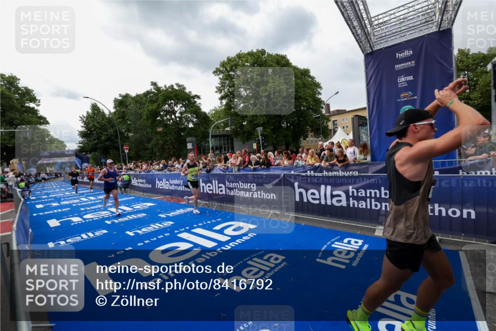 29.06.2025 - hella hamburg halbmarathon Zöllner http://msf.ph/oto/8416792 29.06.2025 10:28:07 Ziel 10485, 12189, 13383, 14757, 15883, 17488 meine-sportfotos.de