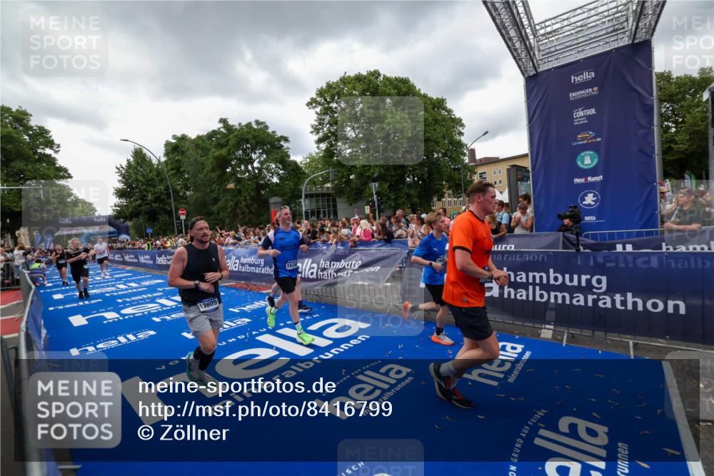 29.06.2025 - hella hamburg halbmarathon Zöllner http://msf.ph/oto/8416799 29.06.2025 10:50:25 Ziel 4247, 4933, 6795, 8899, 12035, 12949, 13609, 13690, 14034, 16000, 16242, 18394, 18499 meine-sportfotos.de