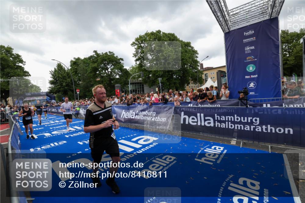 29.06.2025 - hella hamburg halbmarathon Zöllner http://msf.ph/oto/8416811 29.06.2025 10:50:28 Ziel 4127, 4247, 6795, 8899, 11455, 12035, 12624, 14034, 14626, 17319, 18394 meine-sportfotos.de