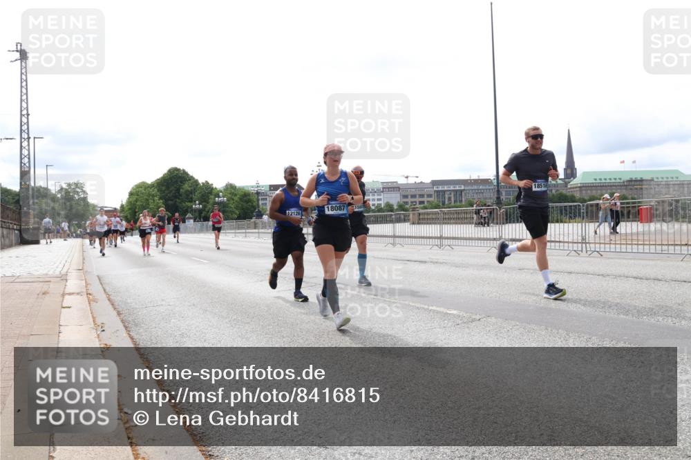 29.06.2025 - hella hamburg halbmarathon Lena Gebhardt http://msf.ph/oto/8416815 29.06.2025 10:26:44 Lombardsbrücke 12126, 18087, 1580, 18516, 1300, 1793, 1973, 2045, 2643, 4267, 4268, 4315, 4507, 4509, 4844, 5494, 6625, 6905, 7069, 7929, 8079, 8357, 8942, 9186, 10465, 11107, 11270, 11740, 12071, 12126, 13264, 13462, 14930, 15027, 15807, 15878, 16479, 16788, 17300, 17675, 17712, 18074, 18087, 18516, 18962, 18978 meine-sportfotos.de