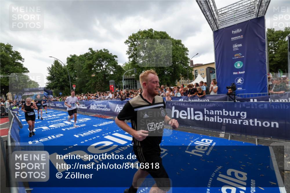 29.06.2025 - hella hamburg halbmarathon Zöllner http://msf.ph/oto/8416818 29.06.2025 10:50:28 Ziel 4127, 4247, 6795, 8899, 11455, 12035, 12624, 14034, 14626, 17319, 18394 meine-sportfotos.de