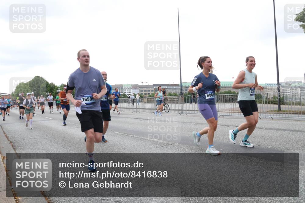 29.06.2025 - hella hamburg halbmarathon Lena Gebhardt http://msf.ph/oto/8416838 29.06.2025 10:51:51 Lombardsbrücke 1083, 16595, 8399, 6885, 521, 1418, 1617, 1978, 1997, 2308, 2484, 2485, 2593, 2736, 2778, 3038, 3240, 3991, 4087, 4598, 4606, 4748, 4808, 4878, 5062, 5291, 5394, 5534, 5716, 5717, 6007, 6091, 6456, 6604, 6885, 6945, 6947, 6954, 7682, 7769, 7841, 7871, 7992, 8125, 8250, 8251, 8399, 8621, 9220, 9340, 9460, 9462, 9582, 9583, 9590, 9594, 9673, 9730, 9763, 10496, 10521, 10533, 10673, 10693, 10830, 11034, 11101, 11268, 11375, 11575, 11875, 12065 meine-sportfotos.de