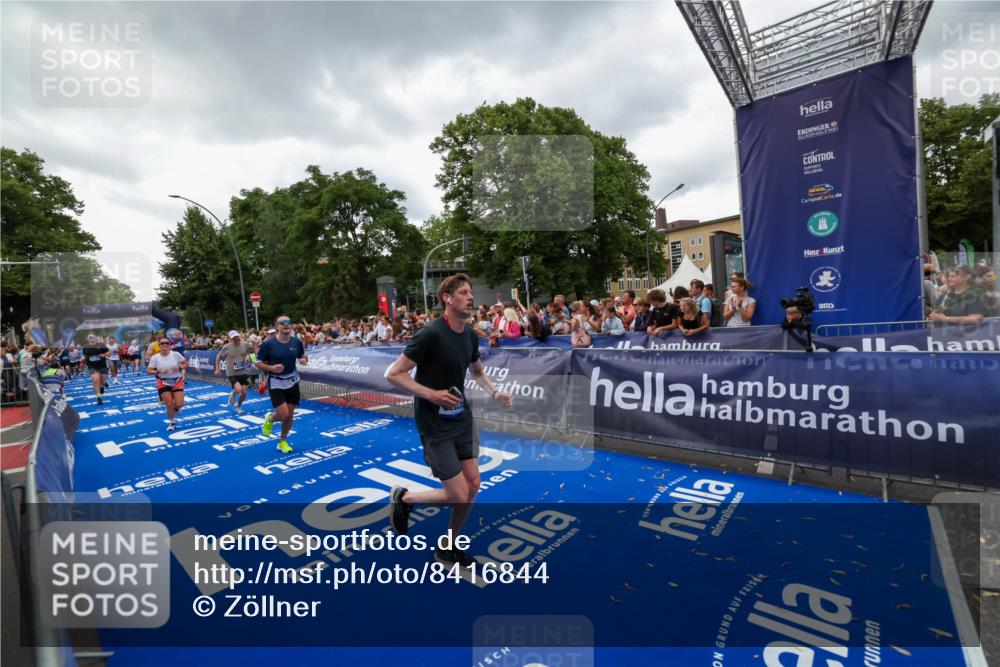 29.06.2025 - hella hamburg halbmarathon Zöllner http://msf.ph/oto/8416844 29.06.2025 10:50:31 Ziel 3414, 4127, 4247, 5447, 6795, 8153, 8899, 11455, 12035, 12624, 14626, 17319, 18394 meine-sportfotos.de