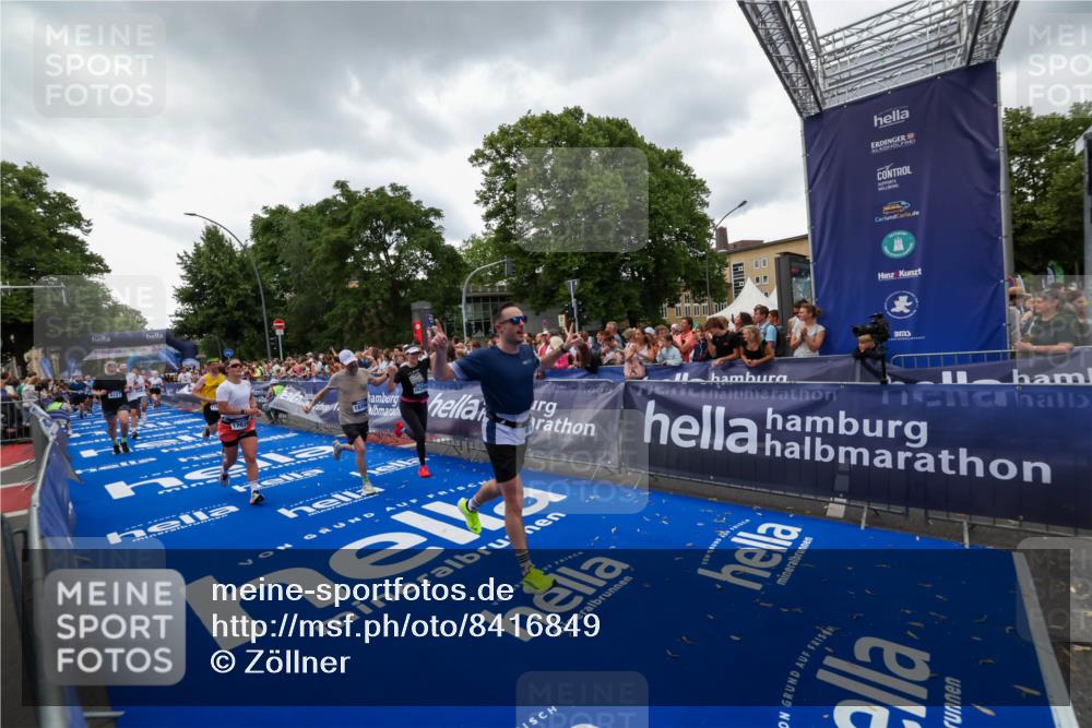 29.06.2025 - hella hamburg halbmarathon Zöllner http://msf.ph/oto/8416849 29.06.2025 10:50:32 Ziel 3414, 4127, 5447, 6282, 6795, 7397, 8153, 11455, 12035, 12624, 13812, 14626, 16806, 17247, 17319, 18394 meine-sportfotos.de