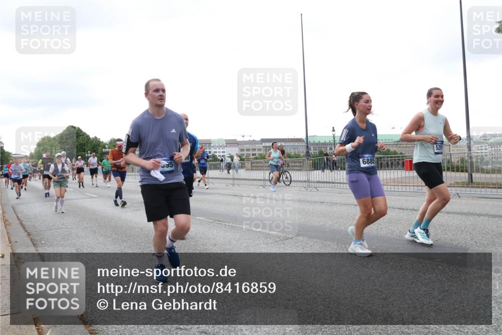 29.06.2025 - hella hamburg halbmarathon Lena Gebhardt http://msf.ph/oto/8416859 29.06.2025 10:51:51 Lombardsbrücke 595, 39, 6885, 5291, 1418, 1617, 1978, 1997, 2308, 2484, 2485, 2593, 2736, 2778, 3038, 3240, 3991, 4087, 4598, 4606, 4748, 4808, 4878, 5062, 5291, 5394, 5534, 5716, 5717, 6007, 6091, 6456, 6604, 6885, 6945, 6947, 6954, 7682, 7769, 7841, 7871, 7992, 8125, 8250, 8251, 8399, 8621, 9220, 9340, 9460, 9462, 9582, 9583, 9590, 9594, 9673, 9730, 9763, 10496, 10521, 10533, 10673, 10693, 10830, 11034, 11101, 11268, 11375, 11575, 11875, 12065 meine-sportfotos.de