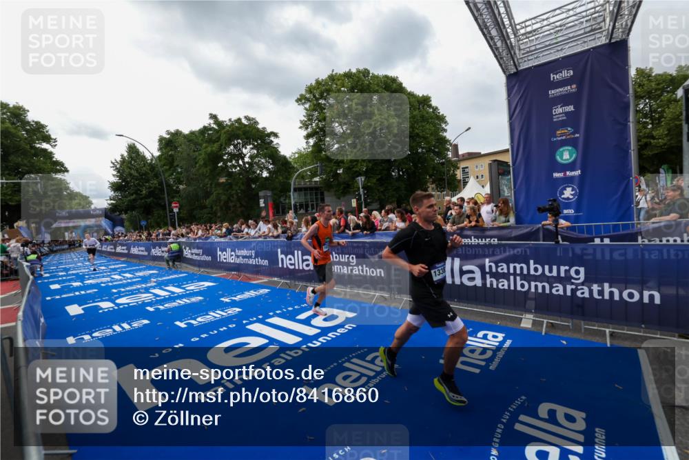 29.06.2025 - hella hamburg halbmarathon Zöllner http://msf.ph/oto/8416860 29.06.2025 10:28:10 Ziel 13383, 14757, 15883 meine-sportfotos.de