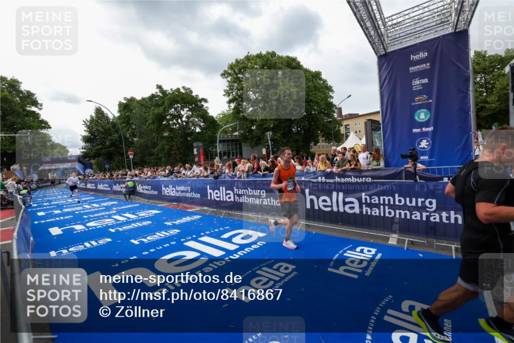 29.06.2025 - hella hamburg halbmarathon Zöllner http://msf.ph/oto/8416867 29.06.2025 10:28:11 Ziel 13383, 14757, 15883 meine-sportfotos.de