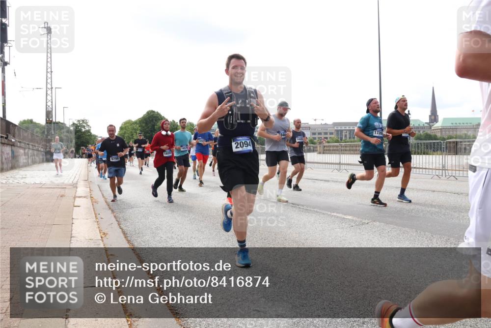29.06.2025 - hella hamburg halbmarathon Lena Gebhardt http://msf.ph/oto/8416874 29.06.2025 10:17:51 Lombardsbrücke 16576, 9798, 1655, 2094, 844, 14420, 17269, 1015, 1159, 1160, 1204, 1268, 1274, 1325, 1458, 1622, 1641, 1749, 1795, 1982, 2094, 2147, 2259, 2305, 2548, 2860, 2931, 3138, 3292, 3802, 3803, 3977, 4194, 4218, 4852, 5002, 5004, 5290, 5611, 5733, 6254, 6270, 6336, 6352, 6520, 6786, 7011, 7094, 7258, 7291, 7410, 7413, 7566, 7641, 7649, 7838, 7844, 7882, 7883, 8128, 8144, 8210, 8248, 8309, 8351, 8607, 8799, 8895, 9400, 9539, 9717, 9734, 9798, 9848, 9964, 10174, 10332, 10509 meine-sportfotos.de