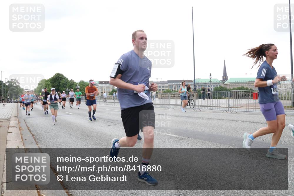 29.06.2025 - hella hamburg halbmarathon Lena Gebhardt http://msf.ph/oto/8416880 29.06.2025 10:51:52 Lombardsbrücke 688, 1418, 1978, 1997, 2308, 2484, 2485, 2593, 2736, 2778, 3038, 3240, 3991, 4087, 4273, 4598, 4606, 4748, 4808, 4878, 5062, 5291, 5394, 5534, 5716, 5717, 6007, 6091, 6456, 6604, 6885, 6945, 6947, 6954, 7682, 7769, 7841, 7871, 7992, 8125, 8250, 8251, 8399, 8621, 9220, 9340, 9460, 9462, 9582, 9583, 9590, 9594, 9673, 9730, 9763, 10496, 10521, 10533, 10673, 10693, 10830, 11101, 11268, 11375, 11575, 11875, 12065 meine-sportfotos.de