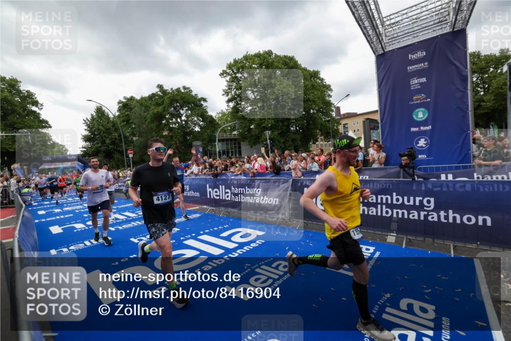 29.06.2025 - hella hamburg halbmarathon Zöllner http://msf.ph/oto/8416904 29.06.2025 10:50:35 Ziel 1750, 3414, 4127, 5447, 6282, 7397, 8153, 8576, 11214, 11455, 12624, 13812, 14626, 15803, 16806, 17179, 17247, 17319, 18006 meine-sportfotos.de