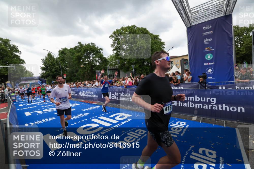 29.06.2025 - hella hamburg halbmarathon Zöllner http://msf.ph/oto/8416915 29.06.2025 10:50:36 Ziel 1399, 1750, 3414, 4127, 4346, 5447, 6282, 7397, 7786, 8153, 8576, 9057, 11214, 11455, 13812, 14626, 15519, 15803, 16806, 17179, 17247, 17319, 18006 meine-sportfotos.de
