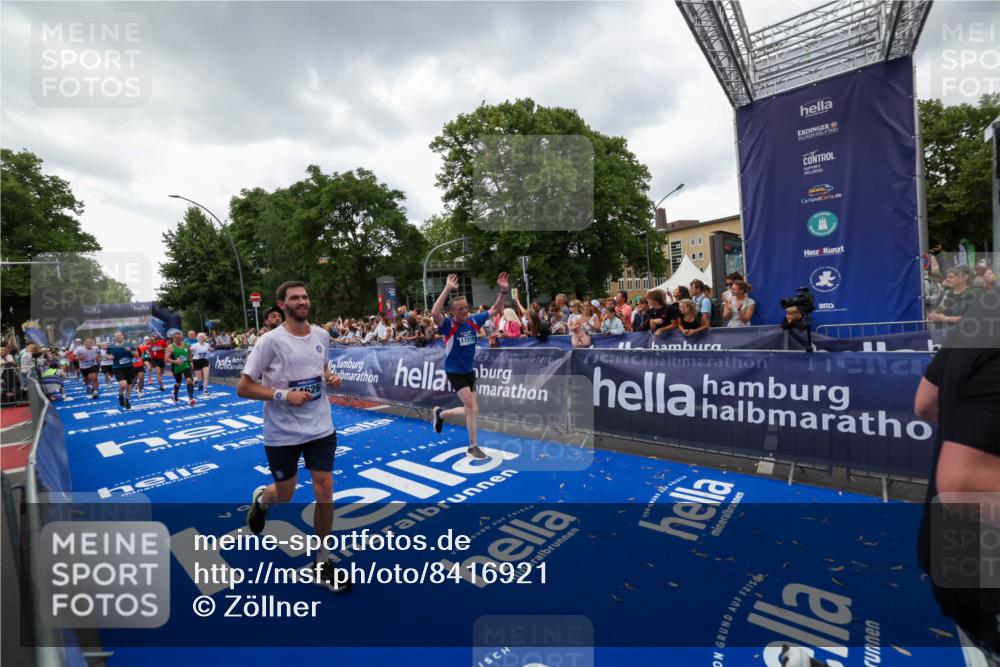29.06.2025 - hella hamburg halbmarathon Zöllner http://msf.ph/oto/8416921 29.06.2025 10:50:36 Ziel 1399, 1750, 3414, 4127, 4346, 5447, 6282, 7397, 7786, 8153, 8576, 9057, 11214, 11455, 13812, 14626, 15519, 15803, 16806, 17179, 17247, 17319, 18006 meine-sportfotos.de