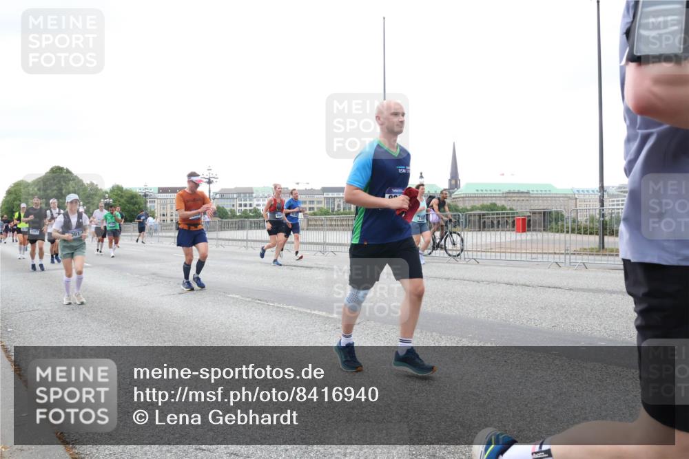 29.06.2025 - hella hamburg halbmarathon Lena Gebhardt http://msf.ph/oto/8416940 29.06.2025 10:51:53 Lombardsbrücke 6007, 991, 1418, 1978, 1997, 2308, 2484, 2485, 2593, 2736, 2778, 3038, 3240, 3991, 4087, 4273, 4598, 4606, 4748, 4808, 4878, 5062, 5291, 5394, 5534, 5716, 5717, 6007, 6091, 6456, 6604, 6885, 6945, 6947, 6954, 6985, 7682, 7769, 7841, 7871, 7992, 8125, 8250, 8251, 8399, 8621, 9220, 9340, 9460, 9462, 9582, 9583, 9590, 9594, 9673, 9730, 10496, 10521, 10533, 10673, 10693, 10830, 11101, 11268, 11375, 11875, 12065 meine-sportfotos.de