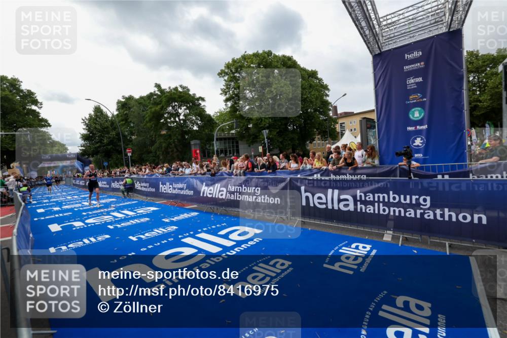 29.06.2025 - hella hamburg halbmarathon Zöllner http://msf.ph/oto/8416975 29.06.2025 10:28:20 Ziel 3075, 7389, 12529, 16711 meine-sportfotos.de