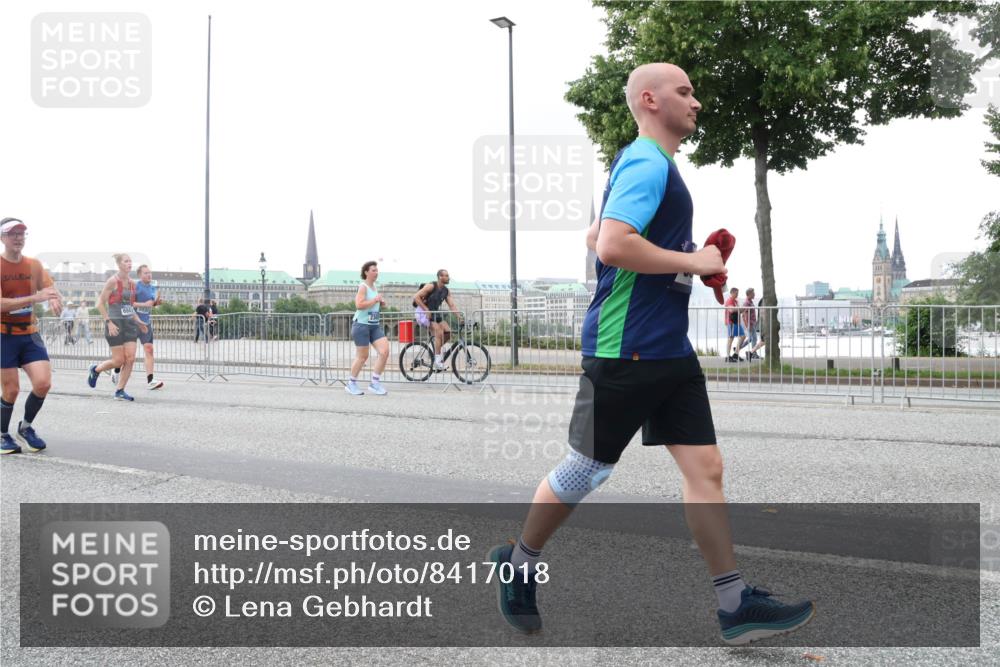 29.06.2025 - hella hamburg halbmarathon Lena Gebhardt http://msf.ph/oto/8417018 29.06.2025 10:51:53 Lombardsbrücke 5531, 1418, 1978, 1997, 2308, 2484, 2485, 2593, 2736, 2778, 3038, 3240, 3991, 4087, 4273, 4598, 4606, 4748, 4808, 4878, 5062, 5291, 5394, 5534, 5716, 5717, 6007, 6091, 6456, 6604, 6885, 6945, 6947, 6954, 6985, 7682, 7769, 7841, 7871, 7992, 8125, 8250, 8251, 8399, 8621, 9220, 9340, 9460, 9462, 9582, 9583, 9590, 9594, 9673, 9730, 10496, 10521, 10533, 10673, 10693, 10830, 11101, 11268, 11375, 11875, 12065 meine-sportfotos.de