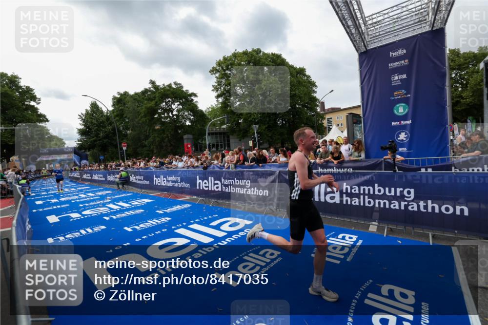 29.06.2025 - hella hamburg halbmarathon Zöllner http://msf.ph/oto/8417035 29.06.2025 10:28:22 Ziel 3075, 7389, 12529, 14140, 16711 meine-sportfotos.de