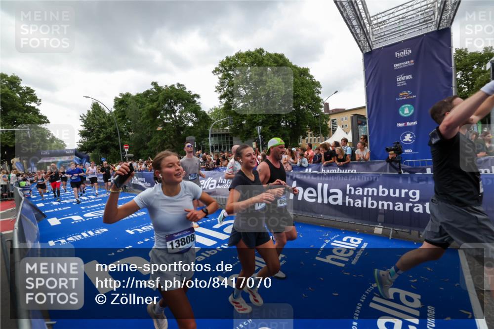 29.06.2025 - hella hamburg halbmarathon Zöllner http://msf.ph/oto/8417070 29.06.2025 10:50:46 Ziel 2234, 2788, 5115, 6662, 6712, 7134, 7583, 7952, 8657, 11356, 13701, 13808, 13875, 15426, 15720, 16291, 17129, 17908, 18229, 18370, 18413, 18820 meine-sportfotos.de