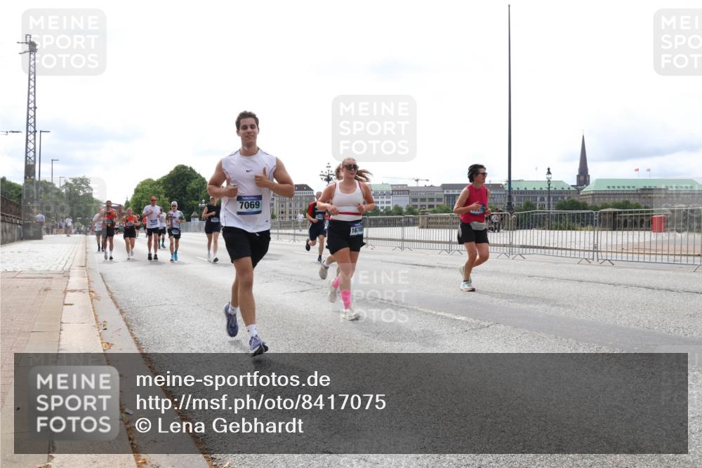 29.06.2025 - hella hamburg halbmarathon Lena Gebhardt http://msf.ph/oto/8417075 29.06.2025 10:26:50 Lombardsbrücke 7069, 16780, 575, 1300, 1530, 1793, 1973, 2045, 2306, 2643, 4358, 4507, 4509, 4844, 5494, 5495, 5707, 6625, 6637, 6905, 7069, 7929, 8056, 8079, 8357, 9186, 9349, 10465, 11110, 11270, 11740, 12071, 12126, 13264, 13462, 14020, 14021, 14930, 15027, 15108, 15807, 15878, 16479, 16788, 17049, 17300, 17445, 17675, 18074, 18087, 18516, 18962, 18976, 18978 meine-sportfotos.de