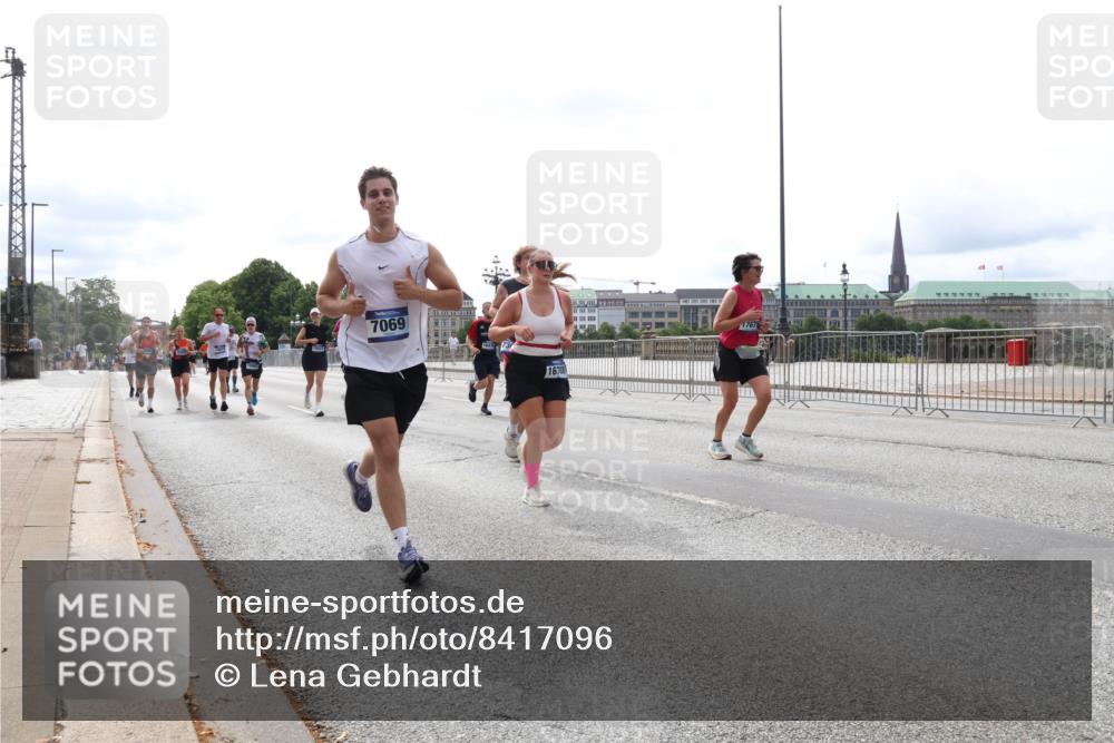 29.06.2025 - hella hamburg halbmarathon Lena Gebhardt http://msf.ph/oto/8417096 29.06.2025 10:26:50 Lombardsbrücke 7069, 1300, 1530, 1793, 1973, 2045, 2306, 2643, 4358, 4507, 4509, 4844, 5494, 5495, 5707, 6625, 6637, 6905, 7069, 7929, 8056, 8079, 8357, 9186, 9349, 10465, 11110, 11270, 11740, 12071, 12126, 13264, 13462, 14020, 14021, 14930, 15027, 15108, 15807, 15878, 16479, 16788, 17049, 17300, 17445, 17675, 18074, 18087, 18516, 18962, 18976, 18978 meine-sportfotos.de