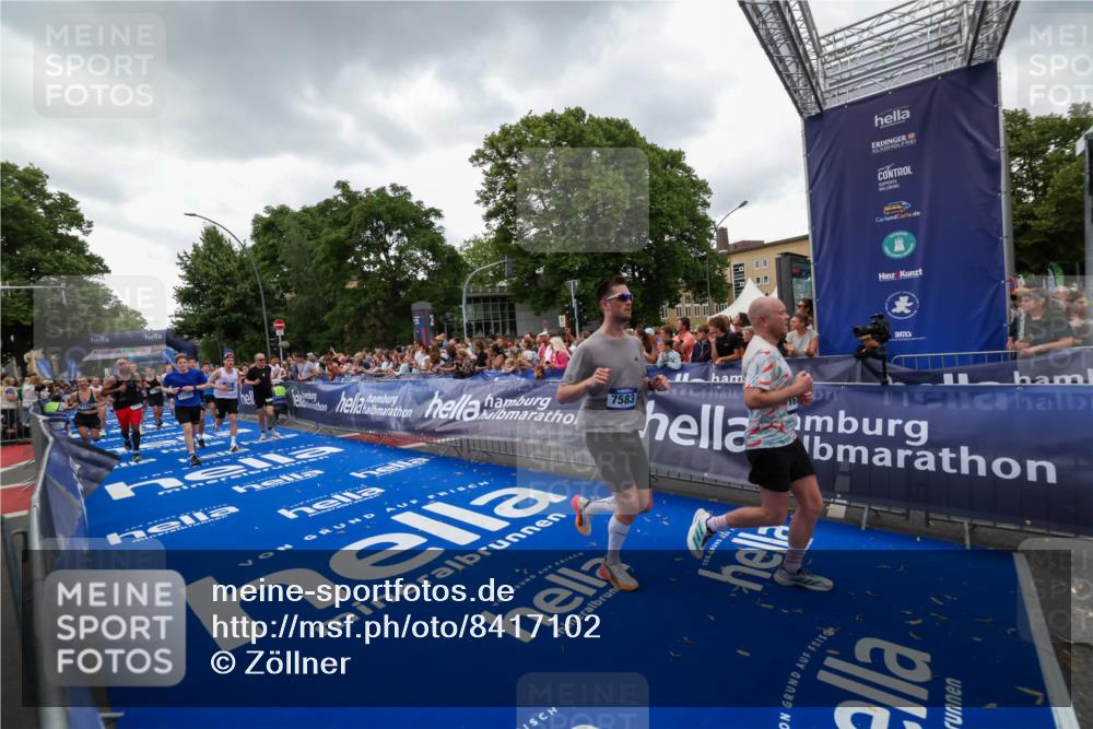 29.06.2025 - hella hamburg halbmarathon Zöllner http://msf.ph/oto/8417102 29.06.2025 10:50:46 Ziel 2234, 2788, 5115, 6662, 6712, 7134, 7583, 7952, 8657, 11356, 13701, 13808, 13875, 15426, 15720, 16291, 17129, 17908, 18229, 18370, 18413, 18820 meine-sportfotos.de