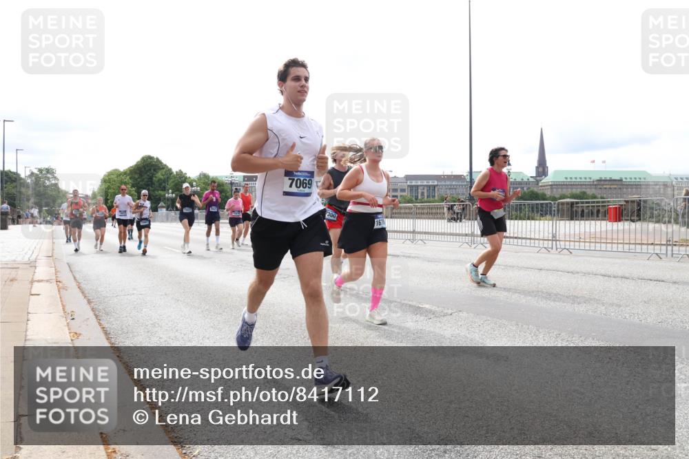 29.06.2025 - hella hamburg halbmarathon Lena Gebhardt http://msf.ph/oto/8417112 29.06.2025 10:26:51 Lombardsbrücke 7069, 300, 16, 1300, 1530, 1793, 1973, 2045, 2306, 2643, 4358, 4507, 4509, 4844, 5494, 5495, 5707, 6625, 6637, 6905, 7069, 7234, 7314, 7929, 8056, 8079, 8357, 9186, 9349, 10465, 11110, 11270, 11740, 12071, 12126, 13264, 13462, 14020, 14021, 14930, 15027, 15108, 15807, 15878, 16479, 16788, 17049, 17300, 17445, 17675, 18074, 18087, 18516, 18962, 18976, 18978 meine-sportfotos.de