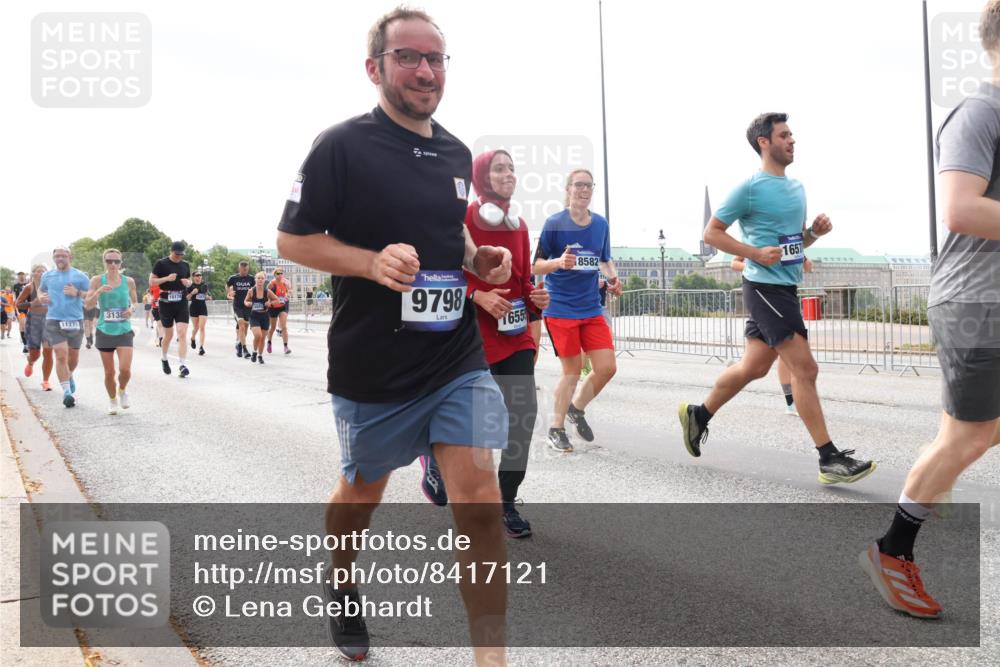 29.06.2025 - hella hamburg halbmarathon Lena Gebhardt http://msf.ph/oto/8417121 29.06.2025 10:17:53 Lombardsbrücke 3136, 11275, 9798, 1655, 8582, 1657, 1015, 1159, 1160, 1204, 1268, 1274, 1325, 1458, 1554, 1622, 1641, 1749, 1795, 1982, 2094, 2147, 2259, 2305, 2548, 2931, 3138, 3292, 3977, 4194, 4218, 4852, 5002, 5004, 5290, 5611, 5733, 6254, 6270, 6336, 6352, 6786, 7011, 7094, 7258, 7291, 7413, 7566, 7641, 7649, 7838, 7844, 7882, 7883, 8067, 8128, 8144, 8248, 8351, 8607, 8799, 8895, 9400, 9539, 9717, 9734, 9798, 9844, 9848, 9964, 10174, 10332, 10509 meine-sportfotos.de