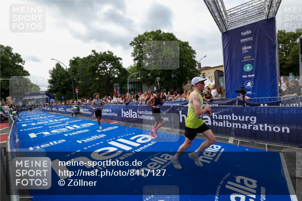 29.06.2025 - hella hamburg halbmarathon Zöllner http://msf.ph/oto/8417127 29.06.2025 10:28:28 Ziel 5328, 12529, 14140, 16711 meine-sportfotos.de