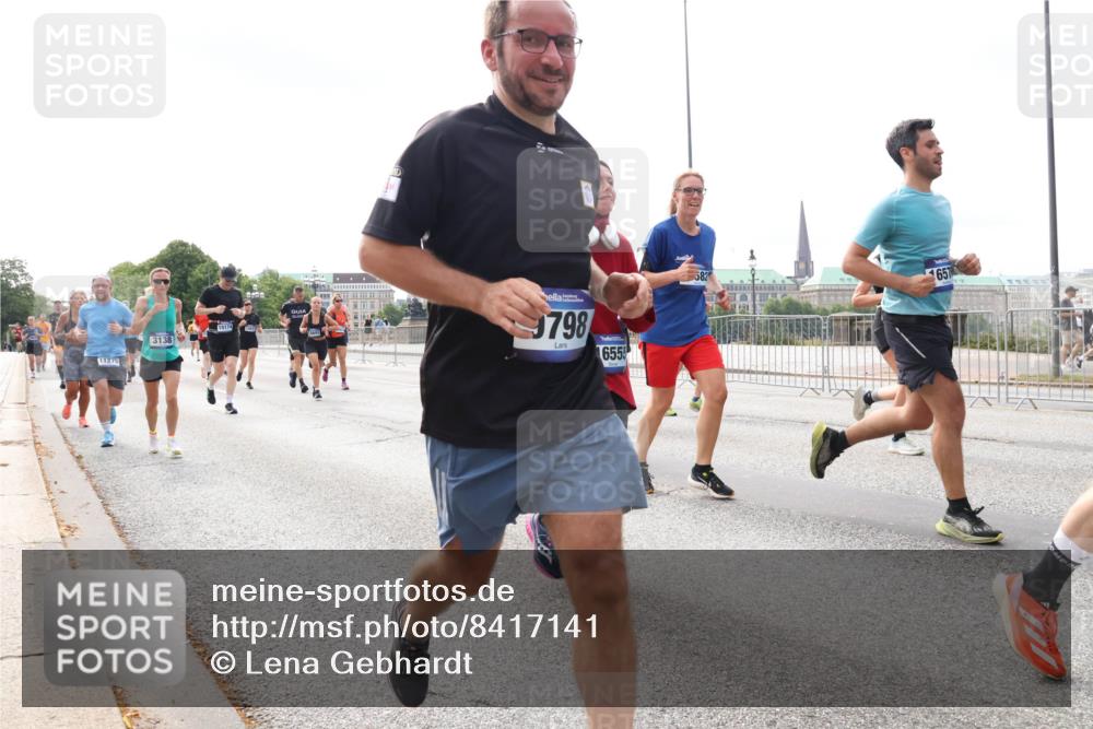 29.06.2025 - hella hamburg halbmarathon Lena Gebhardt http://msf.ph/oto/8417141 29.06.2025 10:17:53 Lombardsbrücke 10174, 3138, 11275, 798, 6555, 582, 657, 1015, 1159, 1160, 1204, 1268, 1274, 1325, 1458, 1554, 1622, 1641, 1749, 1795, 1982, 2094, 2147, 2259, 2305, 2548, 2931, 3138, 3292, 3977, 4194, 4218, 4852, 5002, 5004, 5290, 5611, 5733, 6254, 6270, 6336, 6352, 6786, 7011, 7094, 7258, 7291, 7413, 7566, 7641, 7649, 7838, 7844, 7882, 7883, 8067, 8128, 8144, 8248, 8351, 8607, 8799, 8895, 9400, 9539, 9717, 9734, 9798, 9844, 9848, 9964, 10174, 10332, 10509 meine-sportfotos.de