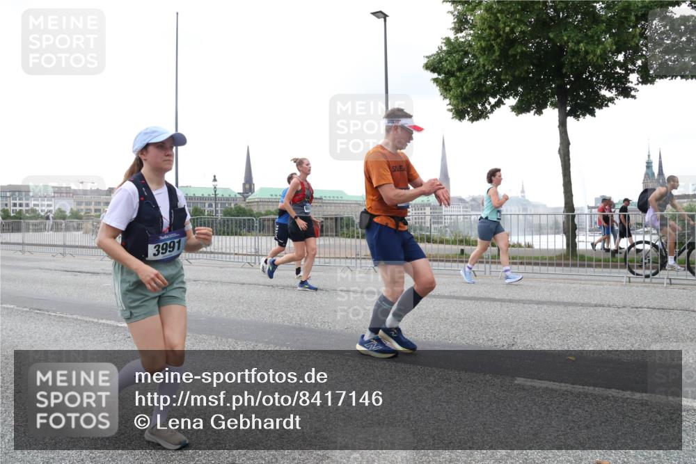 29.06.2025 - hella hamburg halbmarathon Lena Gebhardt http://msf.ph/oto/8417146 29.06.2025 10:51:55 Lombardsbrücke 3991, 1418, 1978, 1997, 2308, 2593, 2736, 2778, 3038, 3240, 3991, 4087, 4273, 4436, 4598, 4606, 4748, 4808, 5062, 5291, 5534, 5716, 5717, 6007, 6091, 6456, 6604, 6885, 6945, 6947, 6954, 6985, 7682, 7841, 7871, 7992, 8125, 8194, 8196, 8250, 8251, 8399, 8621, 9220, 9340, 9460, 9462, 9590, 9594, 9673, 9730, 10342, 10496, 10521, 10533, 10673, 10693, 10830, 11101, 11126, 11127, 11268, 11375, 11875, 12065 meine-sportfotos.de