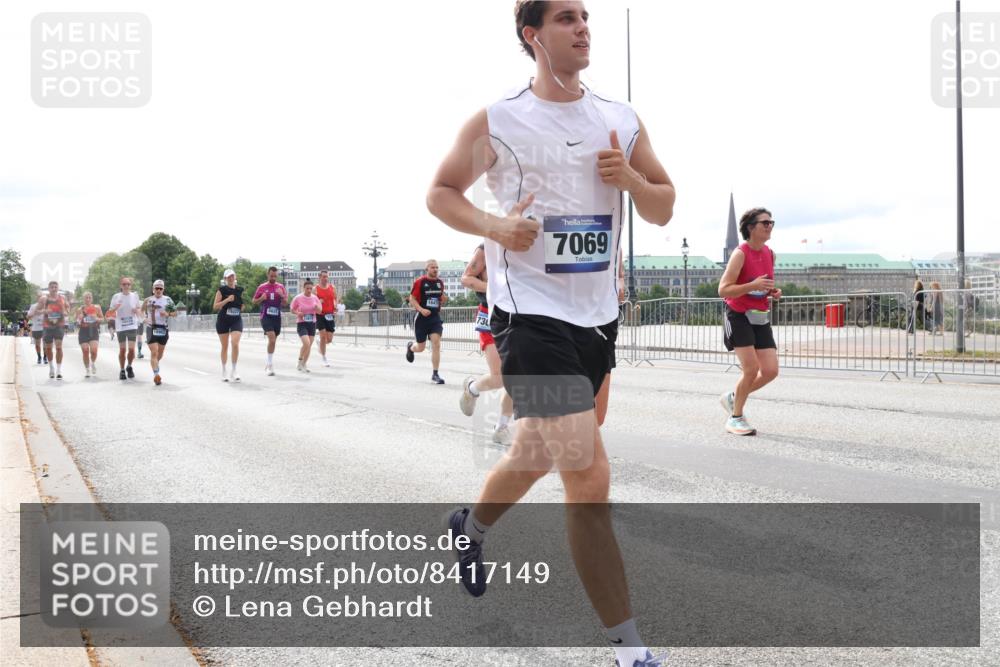 29.06.2025 - hella hamburg halbmarathon Lena Gebhardt http://msf.ph/oto/8417149 29.06.2025 10:26:51 Lombardsbrücke 18942, 73, 7069, 1300, 1530, 1793, 1973, 2045, 2306, 2643, 4358, 4507, 4509, 4844, 5494, 5495, 5707, 6625, 6637, 6905, 7069, 7234, 7314, 7929, 8056, 8079, 8357, 9186, 9349, 10465, 11110, 11270, 11740, 12071, 12126, 13264, 13462, 14020, 14021, 14930, 15027, 15108, 15807, 15878, 16479, 16788, 17049, 17300, 17445, 17675, 18074, 18087, 18516, 18962, 18976, 18978 meine-sportfotos.de