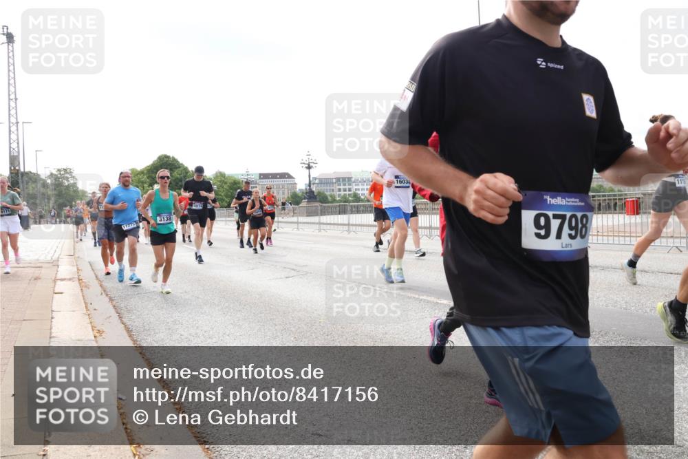 29.06.2025 - hella hamburg halbmarathon Lena Gebhardt http://msf.ph/oto/8417156 29.06.2025 10:17:54 Lombardsbrücke 6171, 11275, 3138, 10174, 16036, 9798, 111, 1015, 1159, 1160, 1204, 1268, 1274, 1325, 1458, 1554, 1622, 1641, 1749, 1795, 1982, 2094, 2147, 2259, 2305, 2548, 2931, 3138, 3292, 3977, 4194, 4218, 4804, 4852, 5002, 5004, 5290, 5611, 5733, 6254, 6270, 6336, 6352, 6786, 7094, 7258, 7291, 7413, 7566, 7641, 7649, 7838, 7844, 7882, 7883, 8067, 8128, 8144, 8248, 8351, 8607, 8799, 8895, 9400, 9539, 9717, 9734, 9798, 9844, 9848, 9964, 10174, 10332, 10509 meine-sportfotos.de