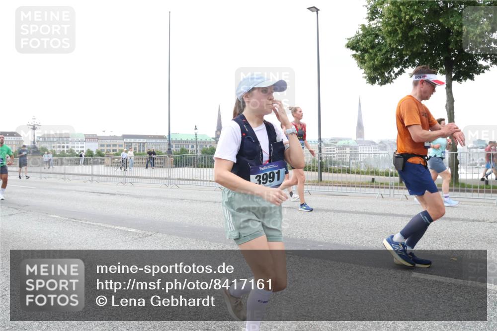 29.06.2025 - hella hamburg halbmarathon Lena Gebhardt http://msf.ph/oto/8417161 29.06.2025 10:51:55 Lombardsbrücke 3991, 1418, 1978, 1997, 2308, 2593, 2736, 2778, 3038, 3240, 3991, 4087, 4273, 4436, 4598, 4606, 4748, 4808, 5062, 5291, 5534, 5716, 5717, 6007, 6091, 6456, 6604, 6885, 6945, 6947, 6954, 6985, 7682, 7841, 7871, 7992, 8125, 8194, 8196, 8250, 8251, 8399, 8621, 9220, 9340, 9460, 9462, 9590, 9594, 9673, 9730, 10342, 10496, 10521, 10533, 10673, 10693, 10830, 11101, 11126, 11127, 11268, 11375, 11875, 12065 meine-sportfotos.de