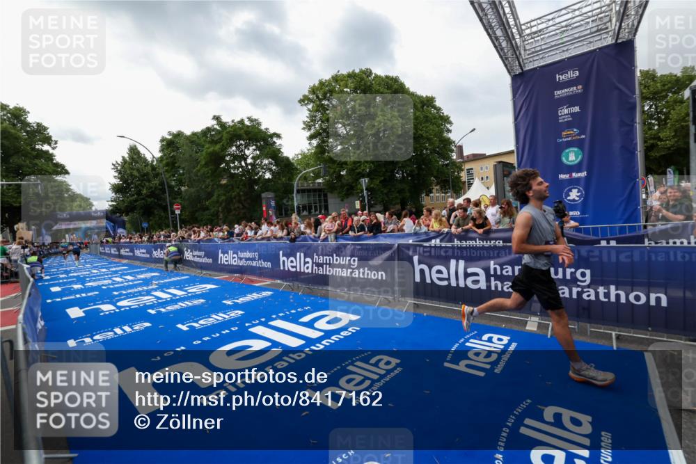 29.06.2025 - hella hamburg halbmarathon Zöllner http://msf.ph/oto/8417162 29.06.2025 10:28:30 Ziel 5328, 14140, 17374 meine-sportfotos.de