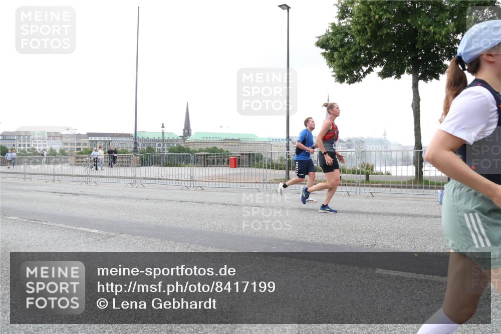 29.06.2025 - hella hamburg halbmarathon Lena Gebhardt http://msf.ph/oto/8417199 29.06.2025 10:51:56 Lombardsbrücke 1418, 1978, 1997, 2308, 2593, 2736, 2778, 3038, 3240, 3991, 4087, 4273, 4436, 4598, 4606, 4748, 4808, 5062, 5291, 5534, 5716, 5717, 6007, 6091, 6404, 6406, 6456, 6604, 6885, 6945, 6947, 6954, 6985, 7682, 7841, 7871, 7992, 8125, 8194, 8196, 8250, 8251, 8399, 8621, 9220, 9340, 9460, 9462, 9590, 9594, 9673, 9730, 10342, 10496, 10521, 10533, 10673, 10693, 10830, 11101, 11126, 11127, 11268, 11375, 11875, 12065 meine-sportfotos.de