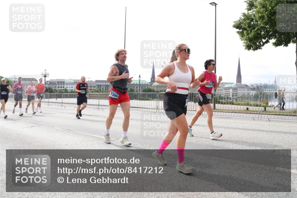29.06.2025 - hella hamburg halbmarathon Lena Gebhardt http://msf.ph/oto/8417212 29.06.2025 10:26:51 Lombardsbrücke 6623, 15027, 7300, 7675, 1300, 1530, 1793, 1973, 2045, 2306, 2643, 4358, 4507, 4509, 4844, 5494, 5495, 5707, 6625, 6637, 6905, 7069, 7234, 7314, 7929, 8056, 8079, 8357, 9186, 9349, 10465, 11110, 11270, 11740, 12071, 12126, 13264, 13462, 14020, 14021, 14930, 15027, 15108, 15807, 15878, 16479, 16788, 17049, 17300, 17445, 17675, 18074, 18087, 18516, 18962, 18976, 18978 meine-sportfotos.de
