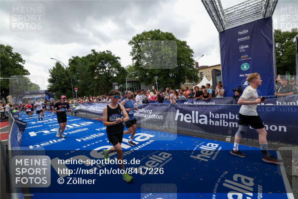 29.06.2025 - hella hamburg halbmarathon Zöllner http://msf.ph/oto/8417226 29.06.2025 10:50:53 Ziel 1466, 3654, 3947, 4839, 5018, 5115, 7052, 8205, 8657, 10750, 15395, 15426, 15643, 15720, 17129, 17908, 18182, 18370 meine-sportfotos.de