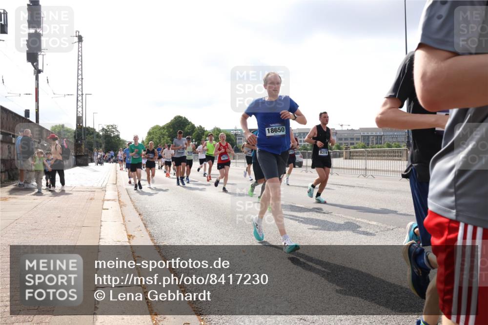 29.06.2025 - hella hamburg halbmarathon Lena Gebhardt http://msf.ph/oto/8417230 29.06.2025 09:51:07 Lombardsbrücke 18274, 18650, 8319, 1136, 1256, 1441, 1677, 1912, 1941, 1962, 2546, 2579, 3056, 3626, 3700, 3947, 4854, 4888, 4889, 4893, 5026, 5087, 5275, 5387, 5506, 5752, 5916, 6080, 6429, 6593, 6639, 6686, 6687, 6721, 6901, 7110, 7116, 7284, 7378, 7635, 7693, 7962, 8091, 8122, 8319, 8574, 8966, 9262, 9313, 9371, 9380, 9755, 9833, 9885, 10064, 10193, 10415, 10469, 10783, 11049, 11284, 11305, 11907, 12153, 14201 meine-sportfotos.de