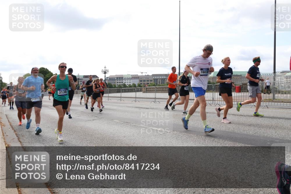 29.06.2025 - hella hamburg halbmarathon Lena Gebhardt http://msf.ph/oto/8417234 29.06.2025 10:17:54 Lombardsbrücke 14701, 11275, 3138, 16, 16038, 1015, 1159, 1160, 1204, 1268, 1274, 1325, 1458, 1554, 1622, 1641, 1749, 1795, 1982, 2094, 2147, 2259, 2305, 2548, 2931, 3138, 3292, 3977, 4194, 4218, 4804, 4852, 5002, 5004, 5290, 5611, 5733, 6254, 6270, 6336, 6352, 6786, 7094, 7258, 7291, 7413, 7566, 7641, 7649, 7838, 7844, 7882, 7883, 8067, 8128, 8144, 8248, 8351, 8607, 8799, 8895, 9400, 9539, 9717, 9734, 9798, 9844, 9848, 9964, 10174, 10332, 10509 meine-sportfotos.de