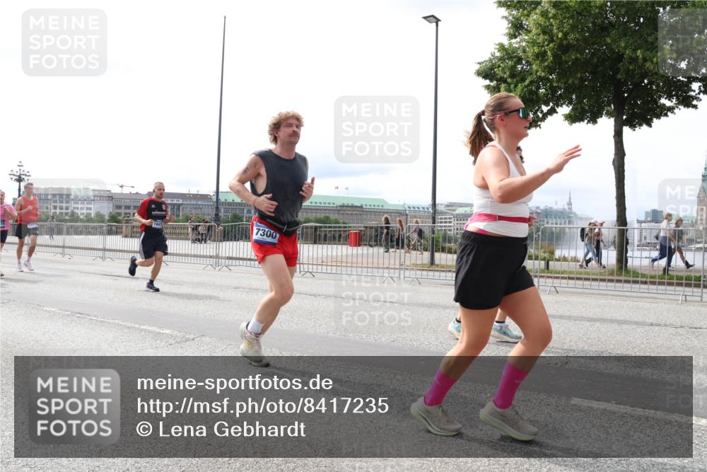 29.06.2025 - hella hamburg halbmarathon Lena Gebhardt http://msf.ph/oto/8417235 29.06.2025 10:26:52 Lombardsbrücke 7300, 1300, 1530, 1793, 1973, 2045, 2306, 2643, 4358, 4507, 4509, 4844, 5494, 5495, 5707, 6625, 6637, 6905, 7069, 7234, 7314, 7929, 8056, 8079, 8281, 8357, 9186, 9349, 10465, 11110, 11270, 11740, 12071, 12126, 13264, 13462, 14020, 14021, 14930, 15027, 15108, 15807, 15878, 16479, 16788, 17049, 17300, 17445, 17675, 18074, 18087, 18516, 18962, 18976, 18978 meine-sportfotos.de
