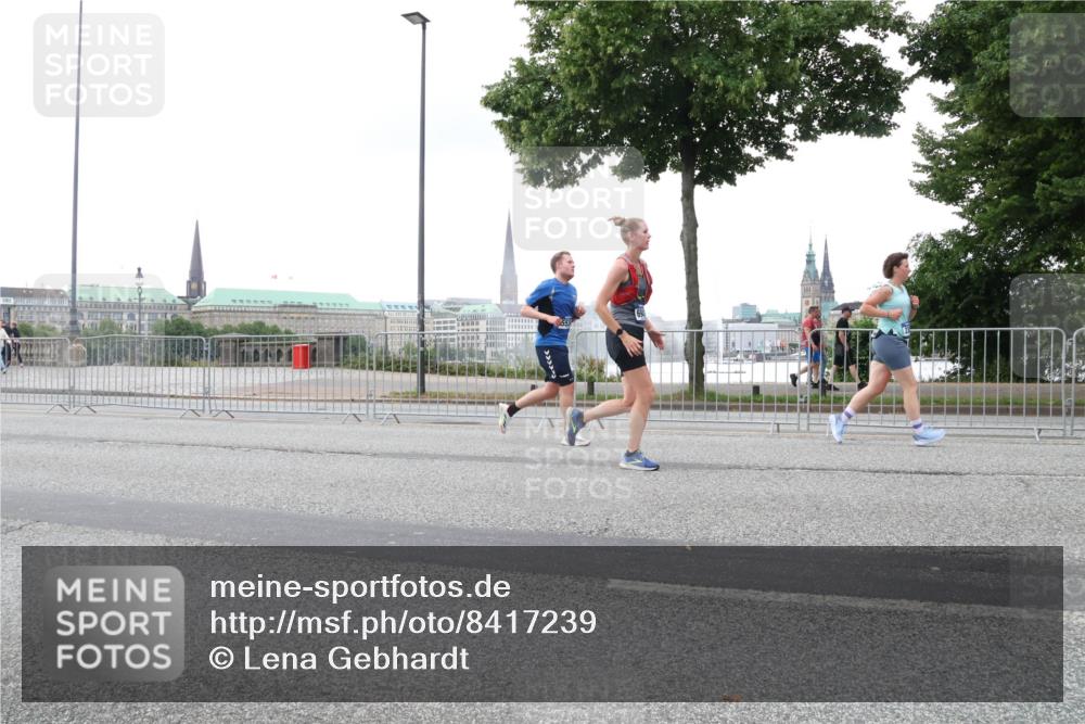 29.06.2025 - hella hamburg halbmarathon Lena Gebhardt http://msf.ph/oto/8417239 29.06.2025 10:51:56 Lombardsbrücke 1418, 1978, 1997, 2308, 2593, 2736, 2778, 3038, 3240, 3991, 4087, 4273, 4436, 4598, 4606, 4748, 4808, 5062, 5291, 5534, 5716, 5717, 6007, 6091, 6404, 6406, 6456, 6604, 6885, 6945, 6947, 6954, 6985, 7682, 7841, 7871, 7992, 8125, 8194, 8196, 8250, 8251, 8399, 8621, 9220, 9340, 9460, 9462, 9590, 9594, 9673, 9730, 10342, 10496, 10521, 10533, 10673, 10693, 10830, 11101, 11126, 11127, 11268, 11375, 11875, 12065 meine-sportfotos.de