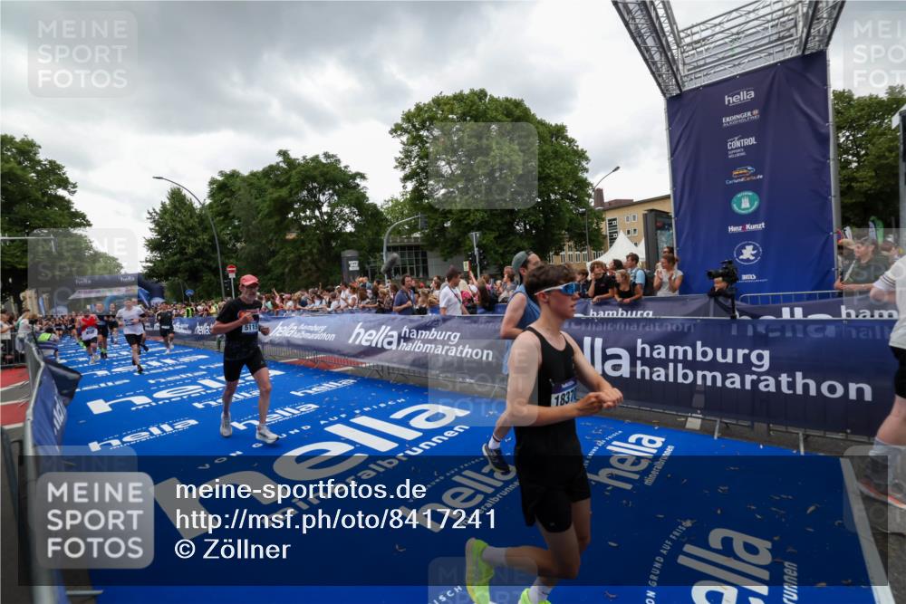 29.06.2025 - hella hamburg halbmarathon Zöllner http://msf.ph/oto/8417241 29.06.2025 10:50:54 Ziel 1466, 3654, 3947, 4839, 5018, 5115, 7052, 8205, 8657, 10750, 11551, 15395, 15426, 15643, 15720, 17129, 18182, 18370 meine-sportfotos.de