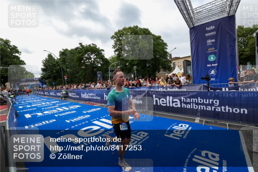 29.06.2025 - hella hamburg halbmarathon Zöllner http://msf.ph/oto/8417253 29.06.2025 10:28:37 Ziel 10222, 17213, 17374 meine-sportfotos.de