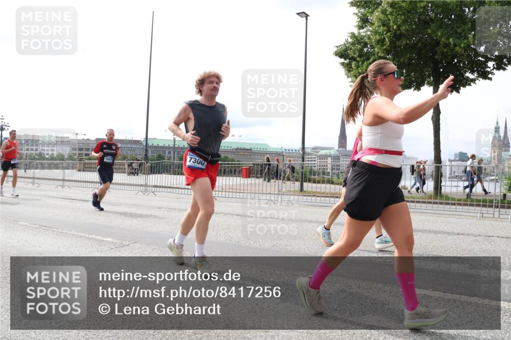 29.06.2025 - hella hamburg halbmarathon Lena Gebhardt http://msf.ph/oto/8417256 29.06.2025 10:26:52 Lombardsbrücke 7300, 1300, 1530, 1793, 1973, 2045, 2306, 2643, 4358, 4507, 4509, 4844, 5494, 5495, 5707, 6625, 6637, 6905, 7069, 7234, 7314, 7929, 8056, 8079, 8281, 8357, 9186, 9349, 10465, 11110, 11270, 11740, 12071, 12126, 13264, 13462, 14020, 14021, 14930, 15027, 15108, 15807, 15878, 16479, 16788, 17049, 17300, 17445, 17675, 18074, 18087, 18516, 18962, 18976, 18978 meine-sportfotos.de