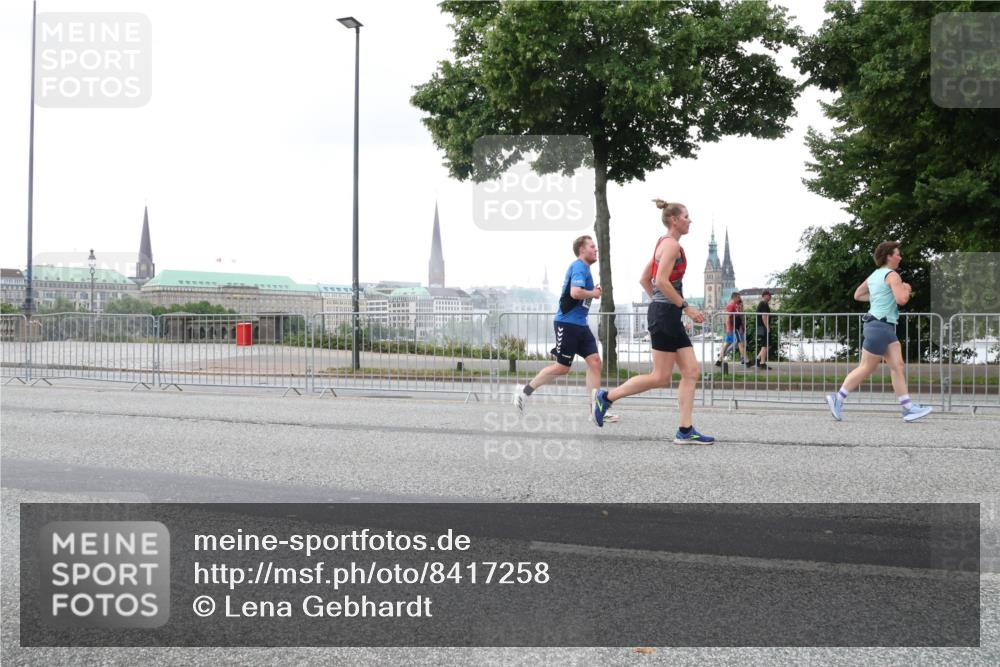 29.06.2025 - hella hamburg halbmarathon Lena Gebhardt http://msf.ph/oto/8417258 29.06.2025 10:51:56 Lombardsbrücke 1418, 1978, 1997, 2308, 2593, 2736, 2778, 3038, 3240, 3991, 4087, 4273, 4436, 4598, 4606, 4748, 4808, 5062, 5291, 5534, 5716, 5717, 6007, 6091, 6404, 6406, 6456, 6604, 6885, 6945, 6947, 6954, 6985, 7682, 7841, 7871, 7992, 8125, 8194, 8196, 8250, 8251, 8399, 8621, 9220, 9340, 9460, 9462, 9590, 9594, 9673, 9730, 10342, 10496, 10521, 10533, 10673, 10693, 10830, 11101, 11126, 11127, 11268, 11375, 11875, 12065 meine-sportfotos.de
