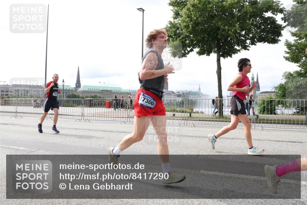 29.06.2025 - hella hamburg halbmarathon Lena Gebhardt http://msf.ph/oto/8417290 29.06.2025 10:26:52 Lombardsbrücke 17300, 1300, 1530, 1793, 1973, 2045, 2306, 2643, 4358, 4507, 4509, 4844, 5494, 5495, 5707, 6625, 6637, 6905, 7069, 7234, 7314, 7929, 8056, 8079, 8281, 8357, 9186, 9349, 10465, 11110, 11270, 11740, 12071, 12126, 13264, 13462, 14020, 14021, 14930, 15027, 15108, 15807, 15878, 16479, 16788, 17049, 17300, 17445, 17675, 18074, 18087, 18516, 18962, 18976, 18978 meine-sportfotos.de