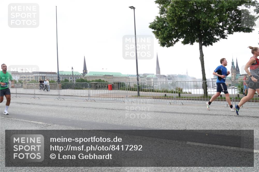 29.06.2025 - hella hamburg halbmarathon Lena Gebhardt http://msf.ph/oto/8417292 29.06.2025 10:51:57 Lombardsbrücke 64, 1418, 1978, 1997, 2308, 2593, 2736, 2778, 3038, 3240, 3991, 4087, 4273, 4436, 4598, 4606, 4748, 4808, 5062, 5291, 5534, 5716, 5717, 6007, 6091, 6403, 6404, 6406, 6456, 6604, 6885, 6945, 6947, 6954, 6985, 7682, 7841, 7871, 7992, 8125, 8194, 8196, 8250, 8251, 8399, 8621, 9220, 9340, 9460, 9462, 9590, 9594, 9673, 9730, 10342, 10496, 10521, 10533, 10673, 10693, 10830, 11101, 11126, 11127, 11268, 11375, 11875, 12065 meine-sportfotos.de