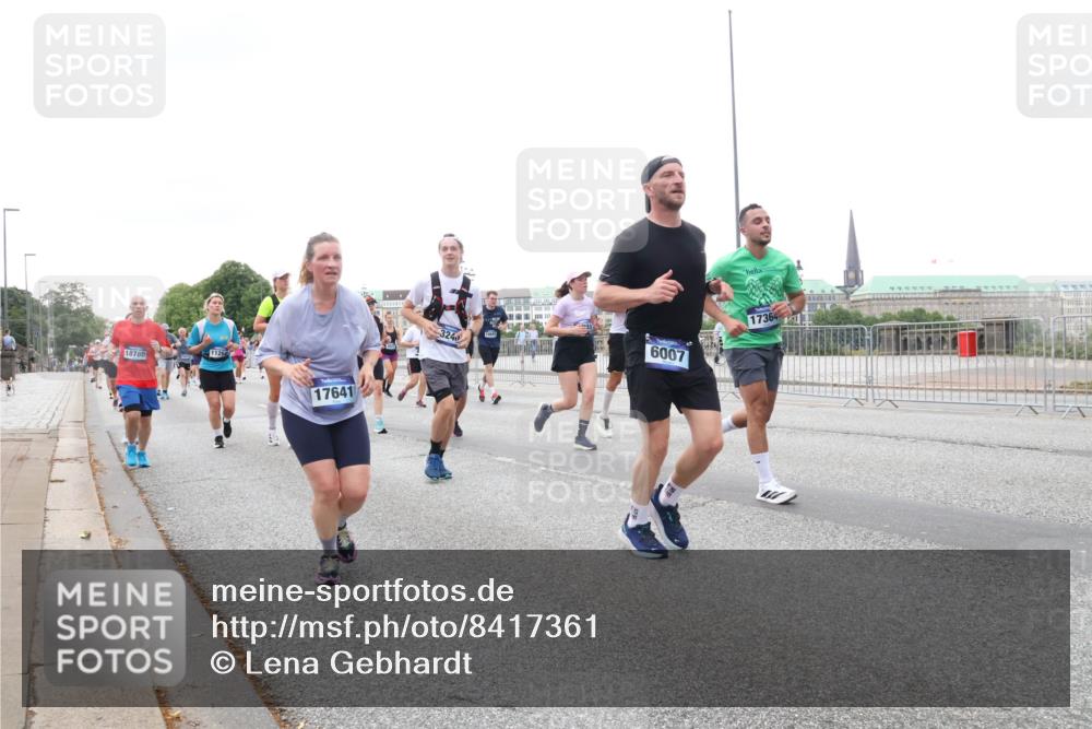 29.06.2025 - hella hamburg halbmarathon Lena Gebhardt http://msf.ph/oto/8417361 29.06.2025 10:51:58 Lombardsbrücke 18780, 1126, 17641, 324, 6007, 17364, 1418, 1978, 1997, 2308, 2593, 2736, 2778, 3038, 3240, 3991, 4087, 4273, 4436, 4598, 4606, 4748, 4808, 5062, 5262, 5291, 5534, 5716, 5717, 6007, 6403, 6404, 6406, 6456, 6604, 6885, 6945, 6947, 6954, 6985, 7682, 7691, 7841, 7992, 8125, 8194, 8196, 8250, 8251, 8399, 8621, 9220, 9340, 9460, 9462, 9590, 9594, 9673, 9730, 10342, 10496, 10521, 10533, 10673, 10693, 10830, 11101, 11126, 11127, 11375, 11875, 12065 meine-sportfotos.de