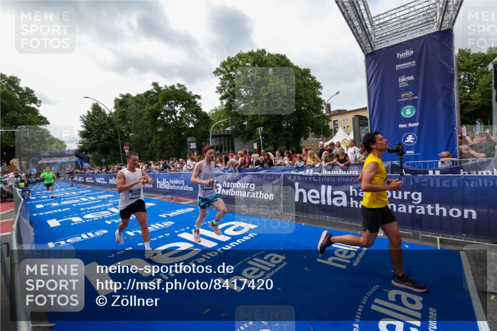 29.06.2025 - hella hamburg halbmarathon Zöllner http://msf.ph/oto/8417420 29.06.2025 10:28:49 Ziel 2604, 3968, 6090, 10486, 15655, 17428, 18763 meine-sportfotos.de