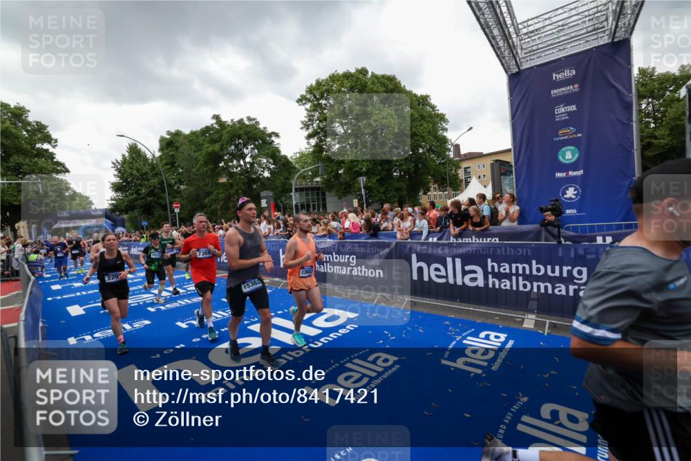 29.06.2025 - hella hamburg halbmarathon Zöllner http://msf.ph/oto/8417421 29.06.2025 10:51:04 Ziel 1630, 2207, 4077, 7369, 8117, 8261, 8572, 8704, 10215, 10508, 10603, 12778, 13008, 13687, 14125, 15362, 16285, 17221, 18066, 18350 meine-sportfotos.de